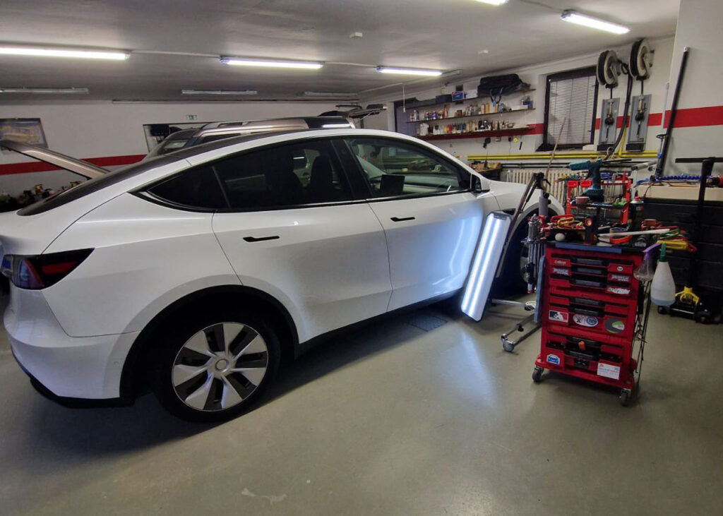 PDR nebo lokální lakování: technik ŽÁDNÉ DŮLKY kontroluje odlesky pod LED panelem