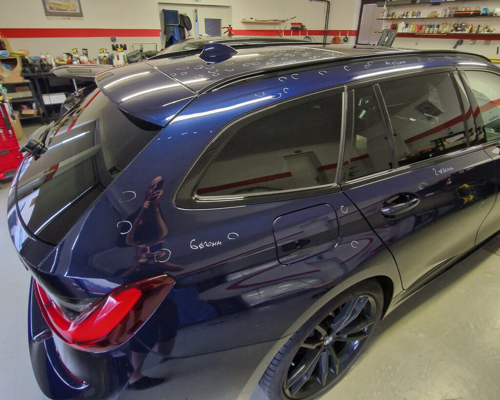 Чехол от града на автомобиле; рядом LED-лампа для диагностики PDR