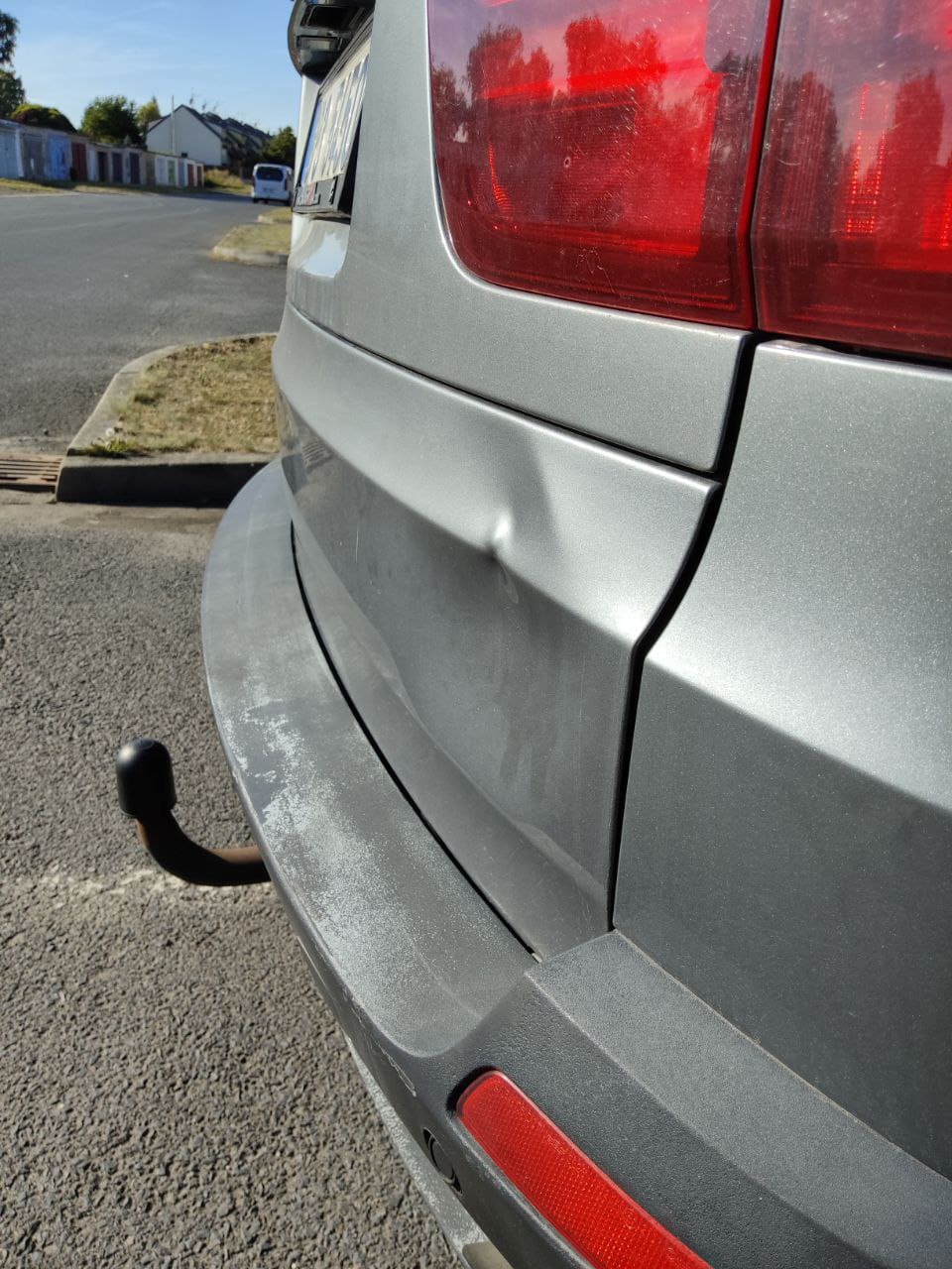 Оформление страхового случая: мастер ŽÁDNÉ DŮLKY осматривает повреждения кузова под PDR-лампой