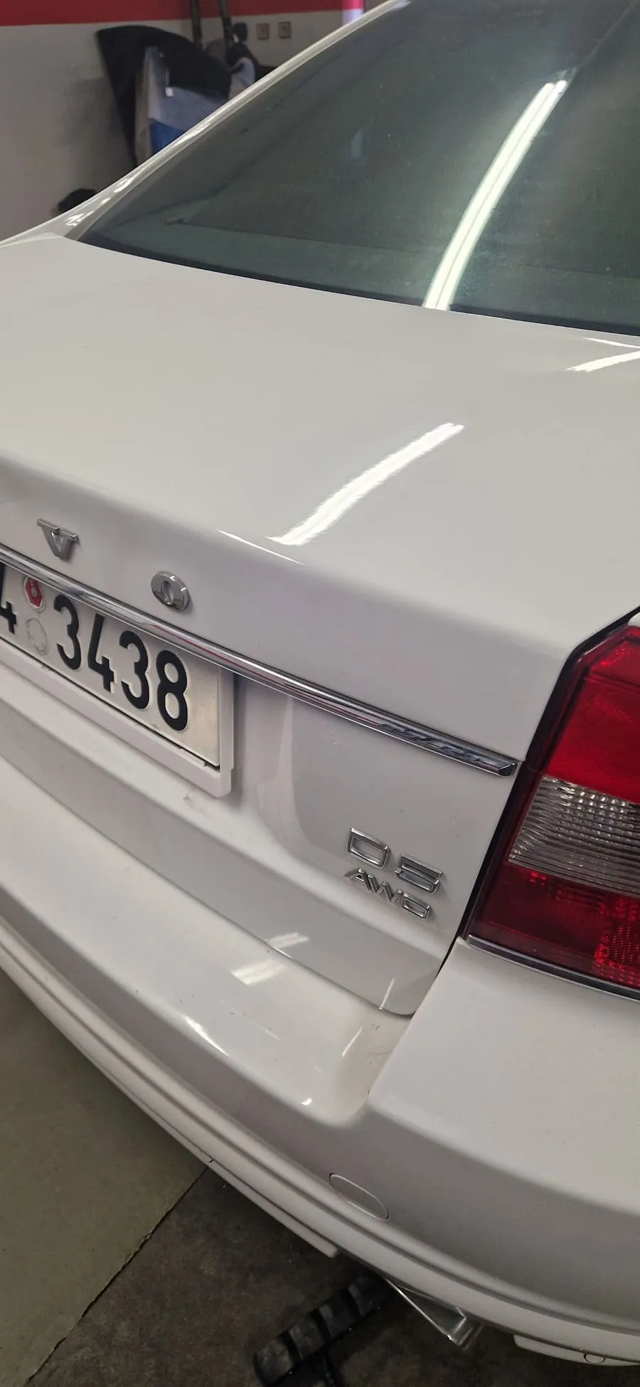 Zadní část bílého Volvo po opravě promáčkliny metodou PDR bez lakování