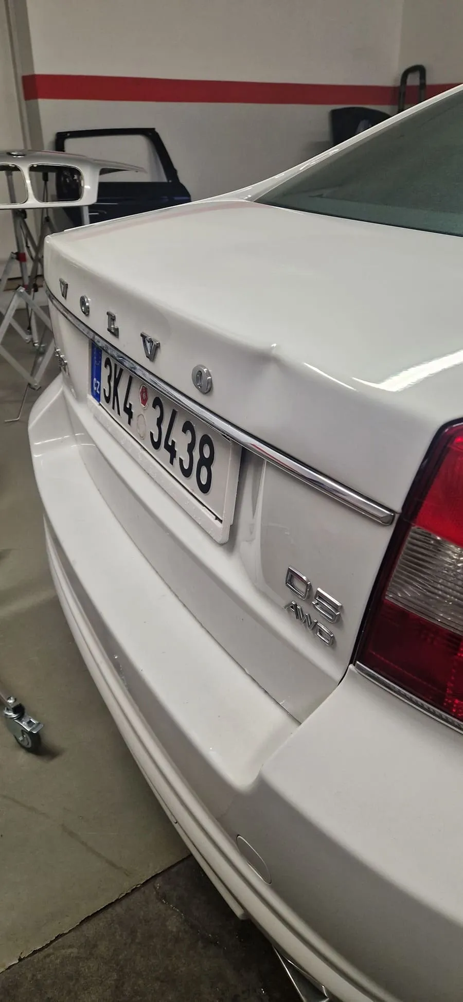 Oprava karoserie po lehké nehodě na zadní části bílého Volvo před PDR opravou