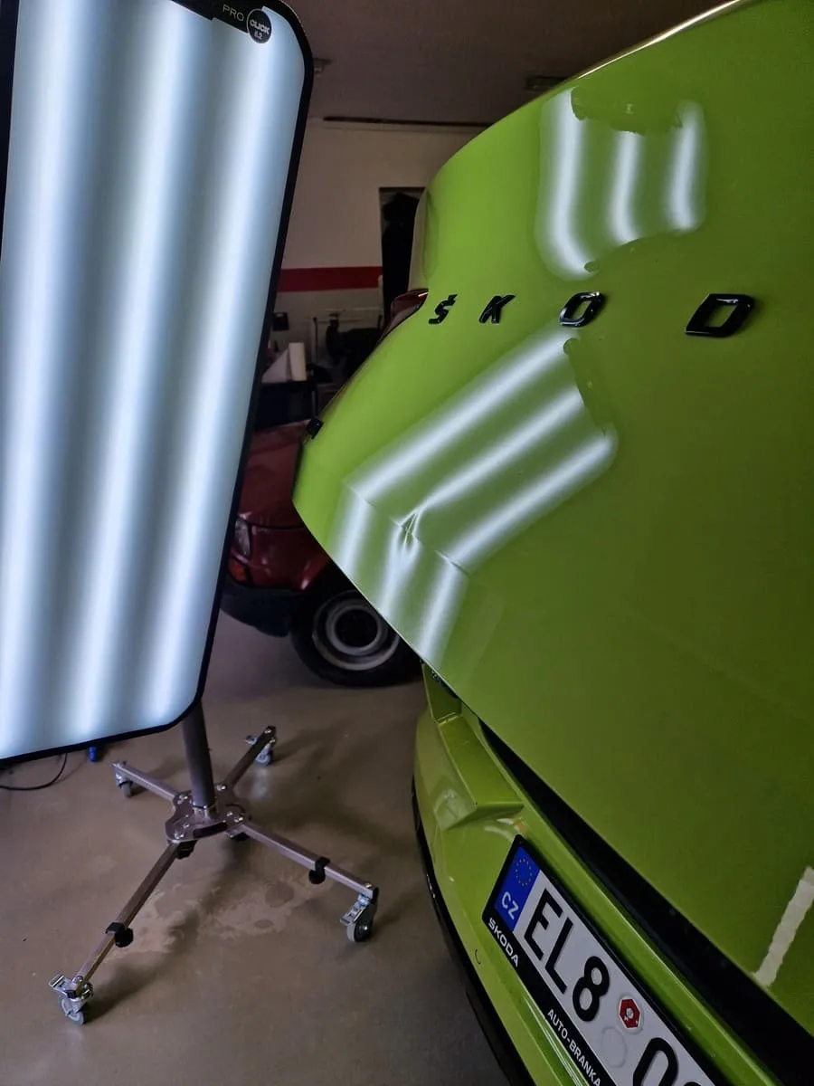 Poškození karoserie po menším nárazu před opravou bez lakování