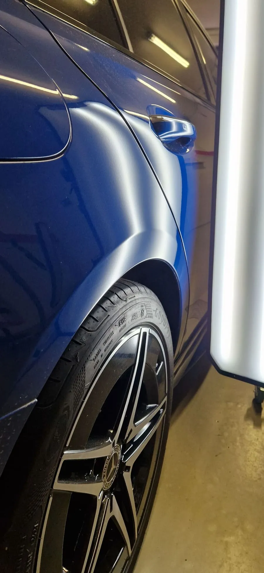Задняя дверь синего Mercedes-Benz после удаления вмятины методом PDR без покраски