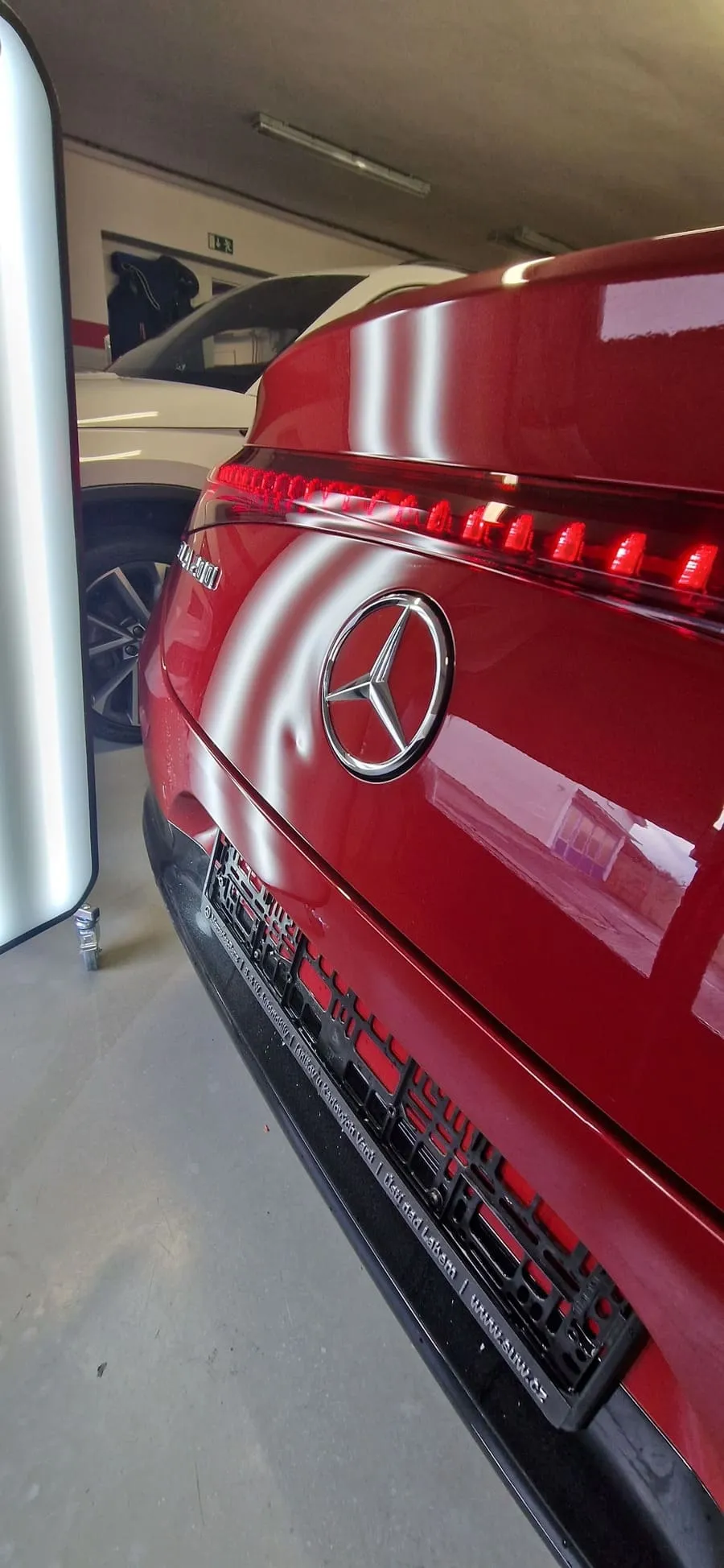 Вмятина на крышке багажника красного Mercedes-Benz перед возвратом из лизинга