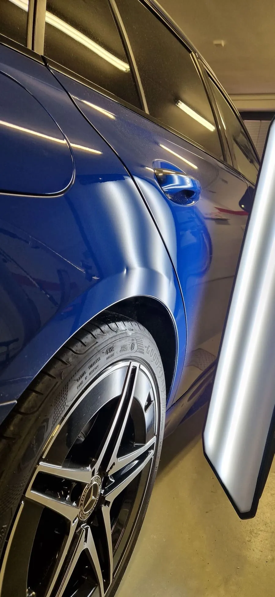 Вмятина на задней двери синего Mercedes-Benz перед лизинговым осмотром